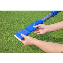 Flowclear™ akkubetriebener Poolsauger AquaSurge™